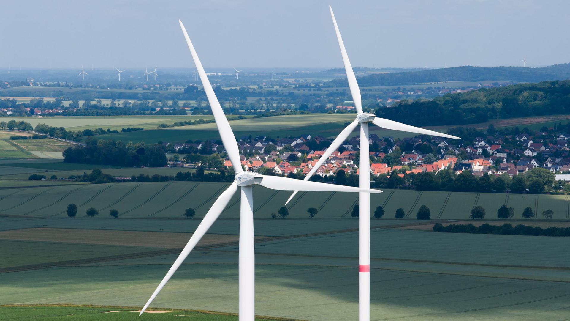 Zwei Windräder stehen in der Nähe der Ortschaft Bennigsen in der Region Hannover. | Julian Stratenschulte/dpa