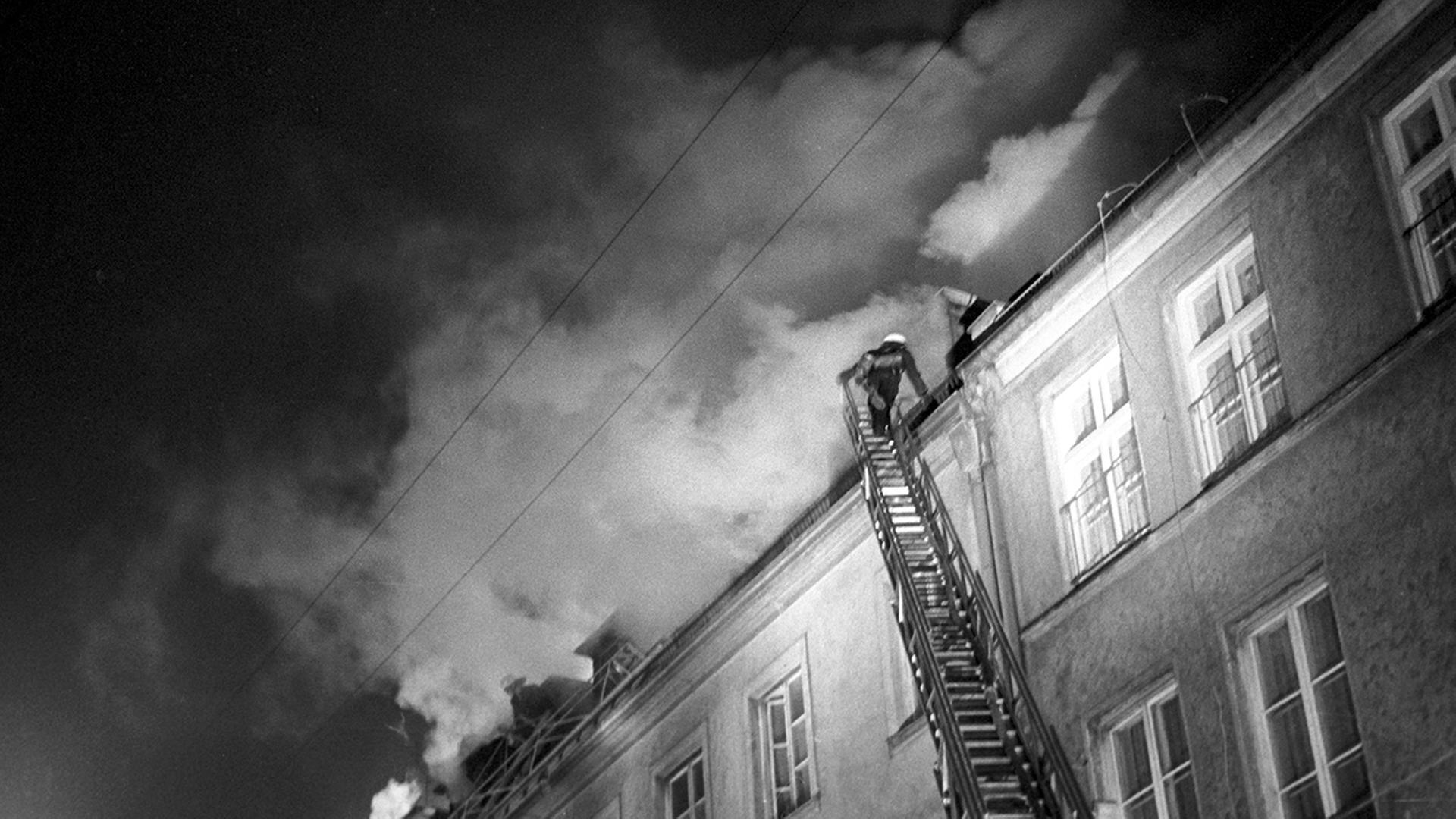Rauch steigt aus dem Dach der israelischen Kultusgemeinde in München (Archiv: 13.02.1970) | Joachim Barfknecht/dpa