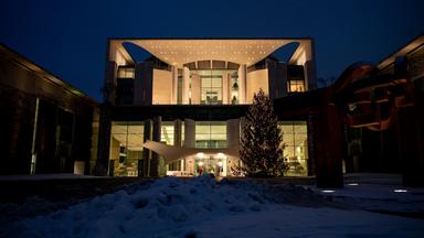 Blick auf das Bundeskanzleramt bei Nacht