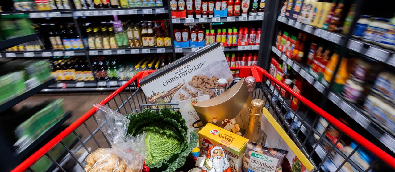 Ein voller Einkaufswagen in einem Supermarkt.