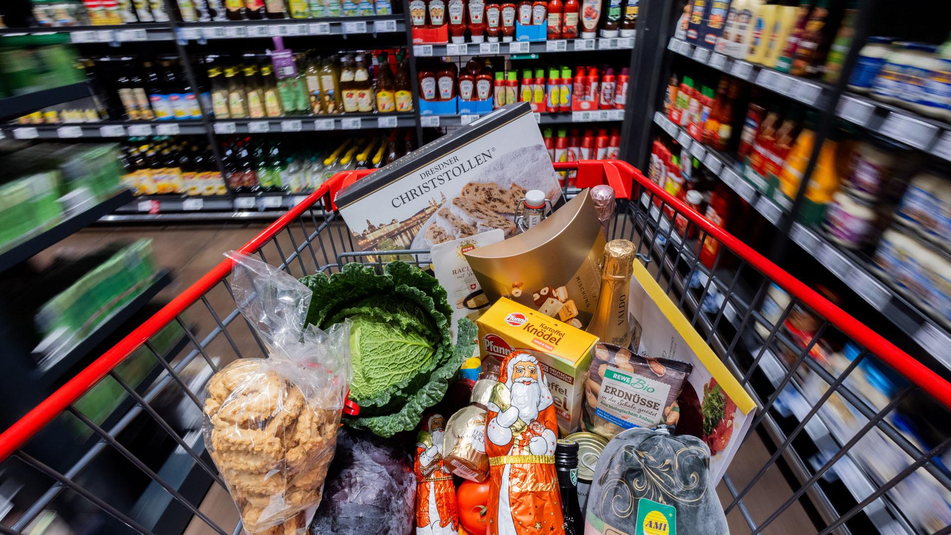 Ein voller Einkaufswagen in einem Supermarkt. | picture alliance/dpa