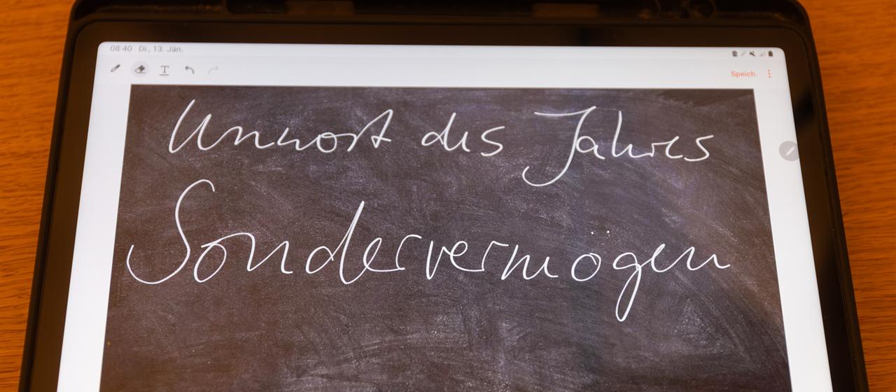 "Unwort des Jahres Sondervermögen" steht auf einem Tablet.