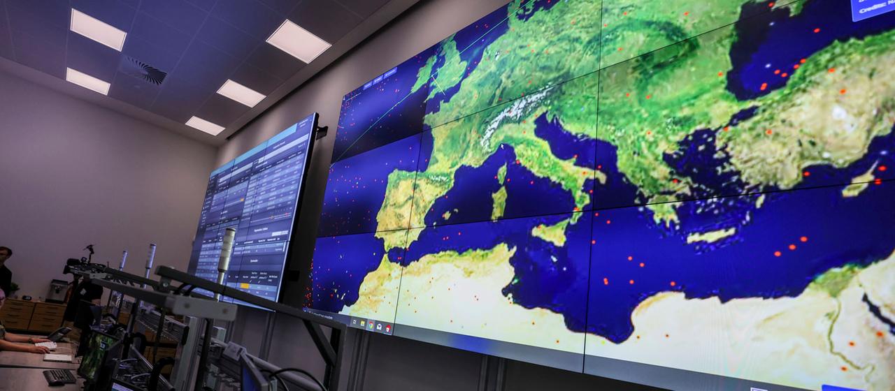 Monitore mit Umlaufbahnen von Satelliten sind im Weltraumkommando der Bundeswehr am Niederrhein zu sehen.