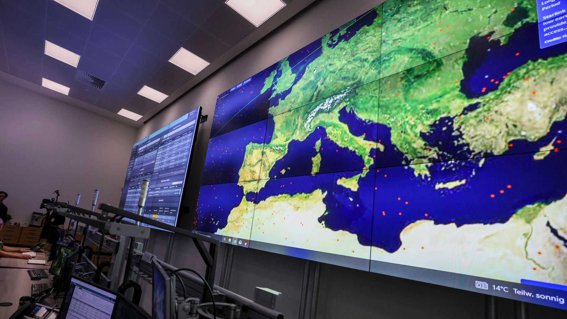 Monitore mit Umlaufbahnen von Satelliten sind im Weltraumkommando der Bundeswehr am Niederrhein zu sehen. | picture alliance/dpa