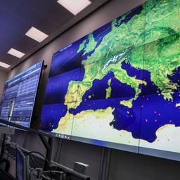 Monitore mit Umlaufbahnen von Satelliten sind im Weltraumkommando der Bundeswehr am Niederrhein zu sehen.