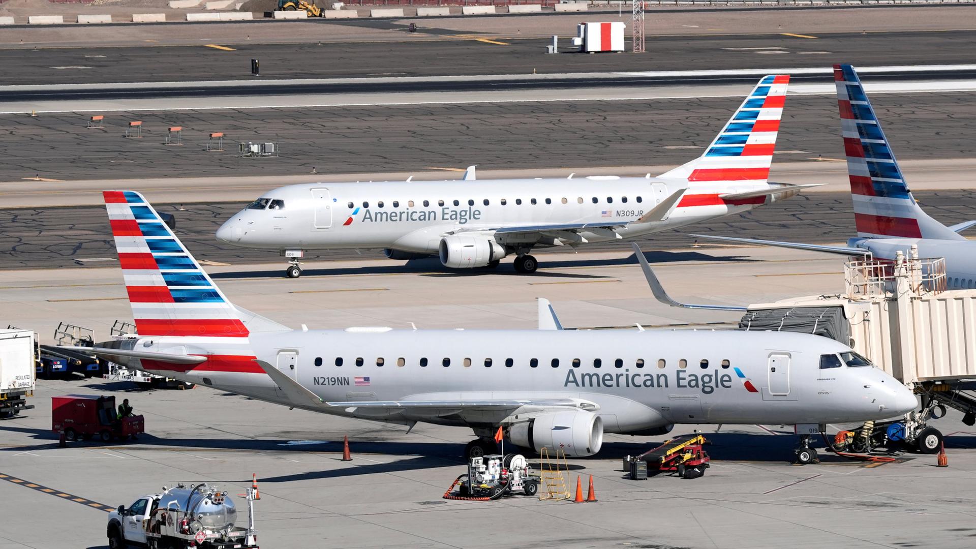 Zwei Flugzeuge stehen auf einem Flugplatz. | AP