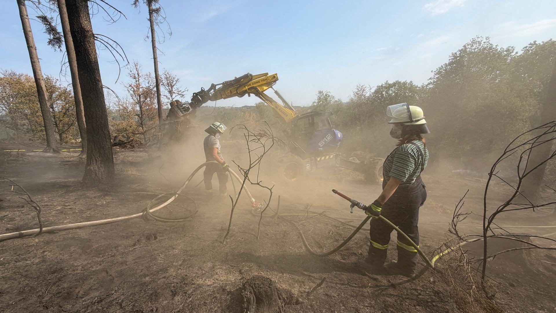 Waldbrand in der Vordereifel: Anwohner wieder zu Hause, Feuerwehr sucht letzte Glutnester