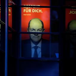 SPD-Kanzlerkandidat Olaf Scholz ist auf einem Plakat mit der Aufschrift "Respekt für dich" in der Parteizentrale in Berlin zu sehen.