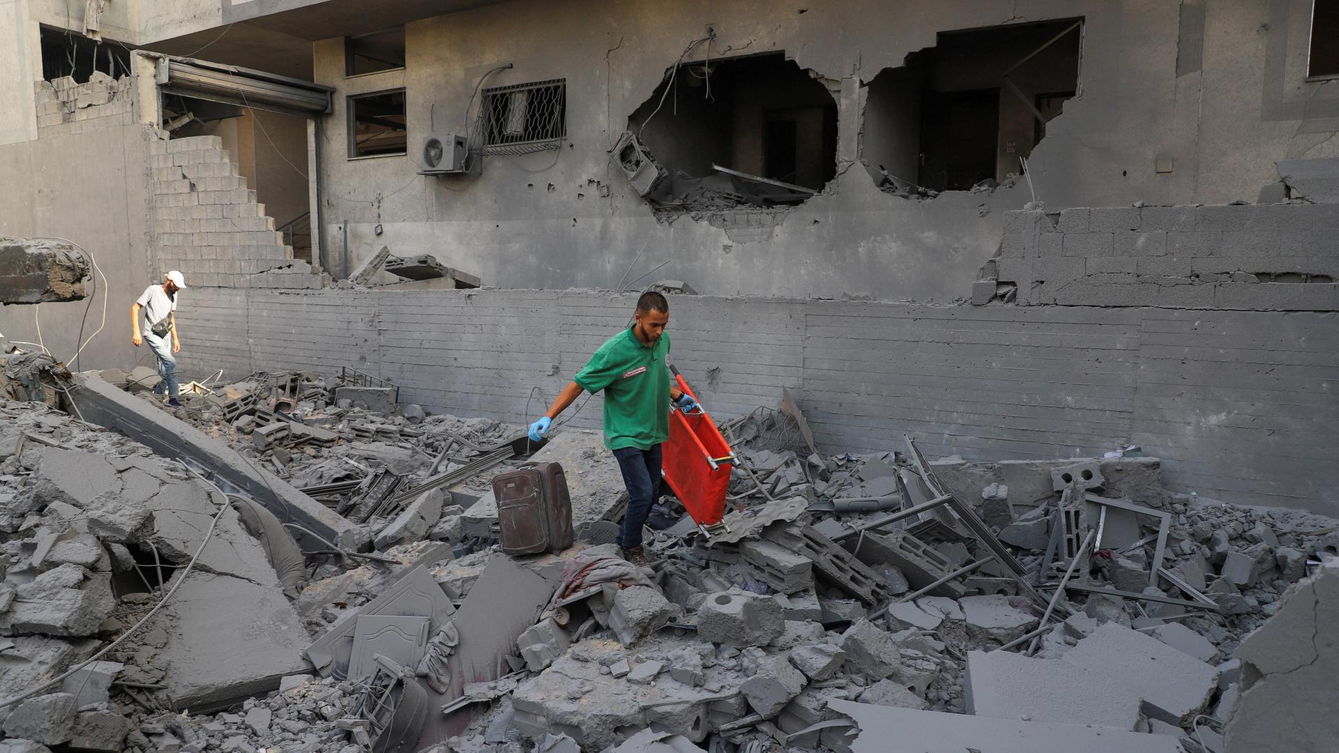 Ein Mann geht mit einer Trage über Schutt, Gaza-Stadt, Gazastreifen | REUTERS