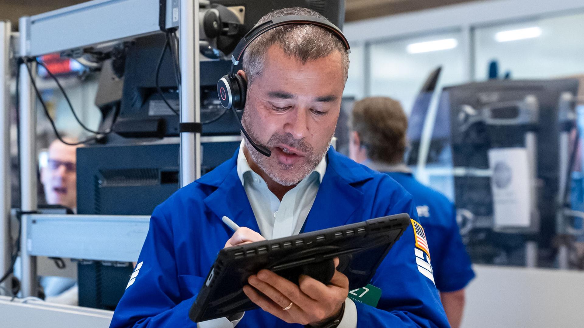 Börsenhändler auf dem Parkett der New Yorker Börse. | picture alliance / ZUMAPRESS.com