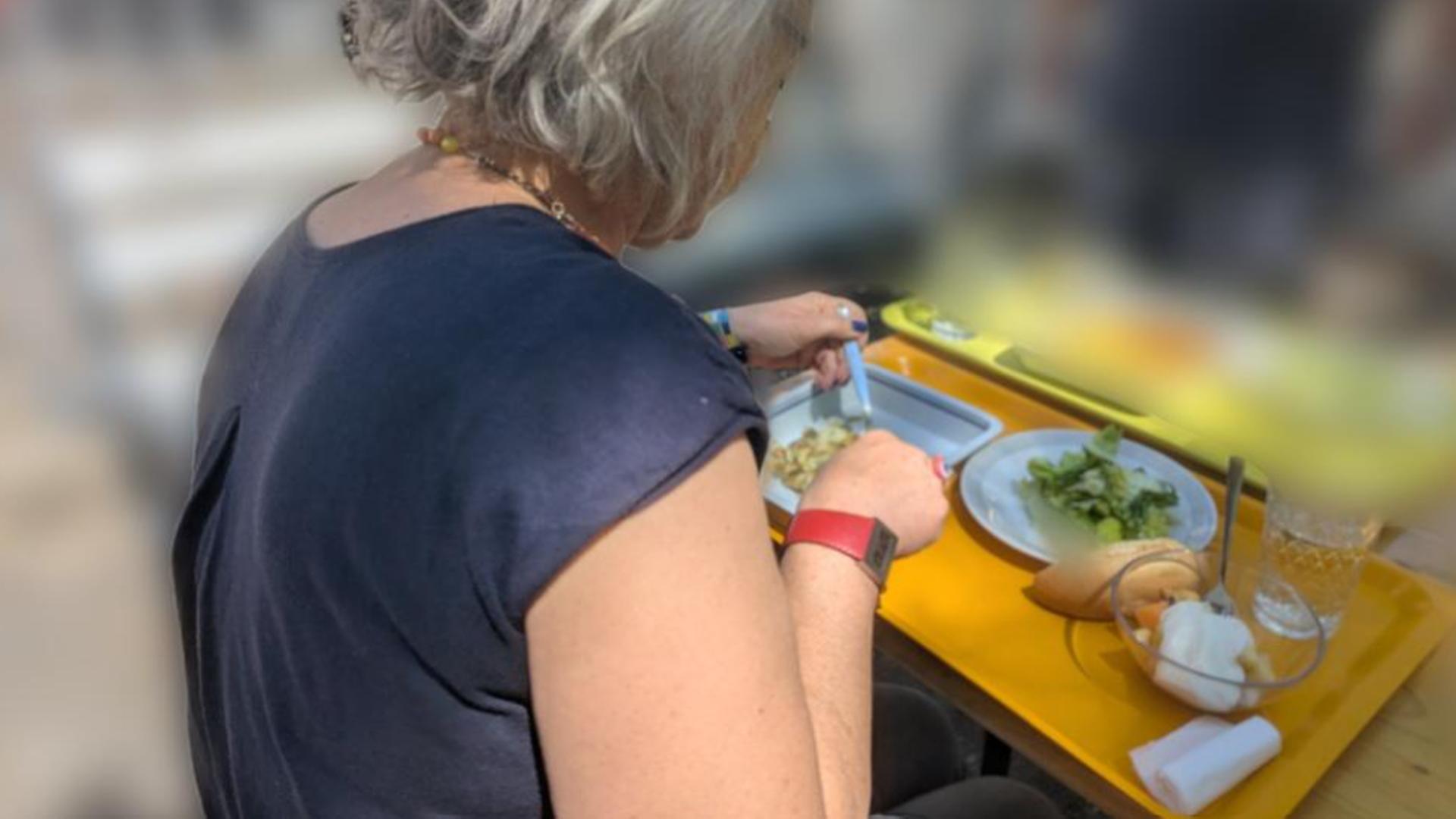 Eine Frau sitzt beim Essen. | Hessischer Rundfunk