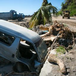 Das Foto vom 9. Oktober 2017 zeigt ein zerstörtes Fahrzeug im Dorf Coulibistrie (Dominica).