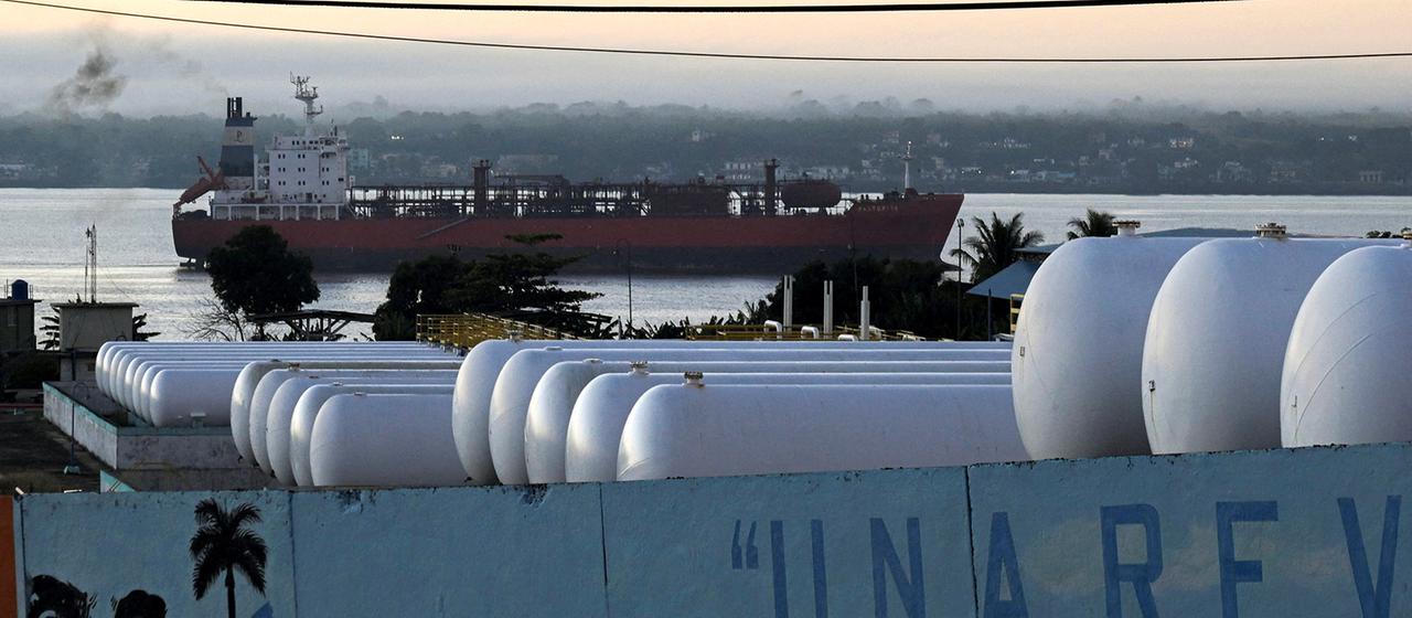 Ein Öltanker befindet sich in einem Hafen. (Archivbild: 7.1.2026)