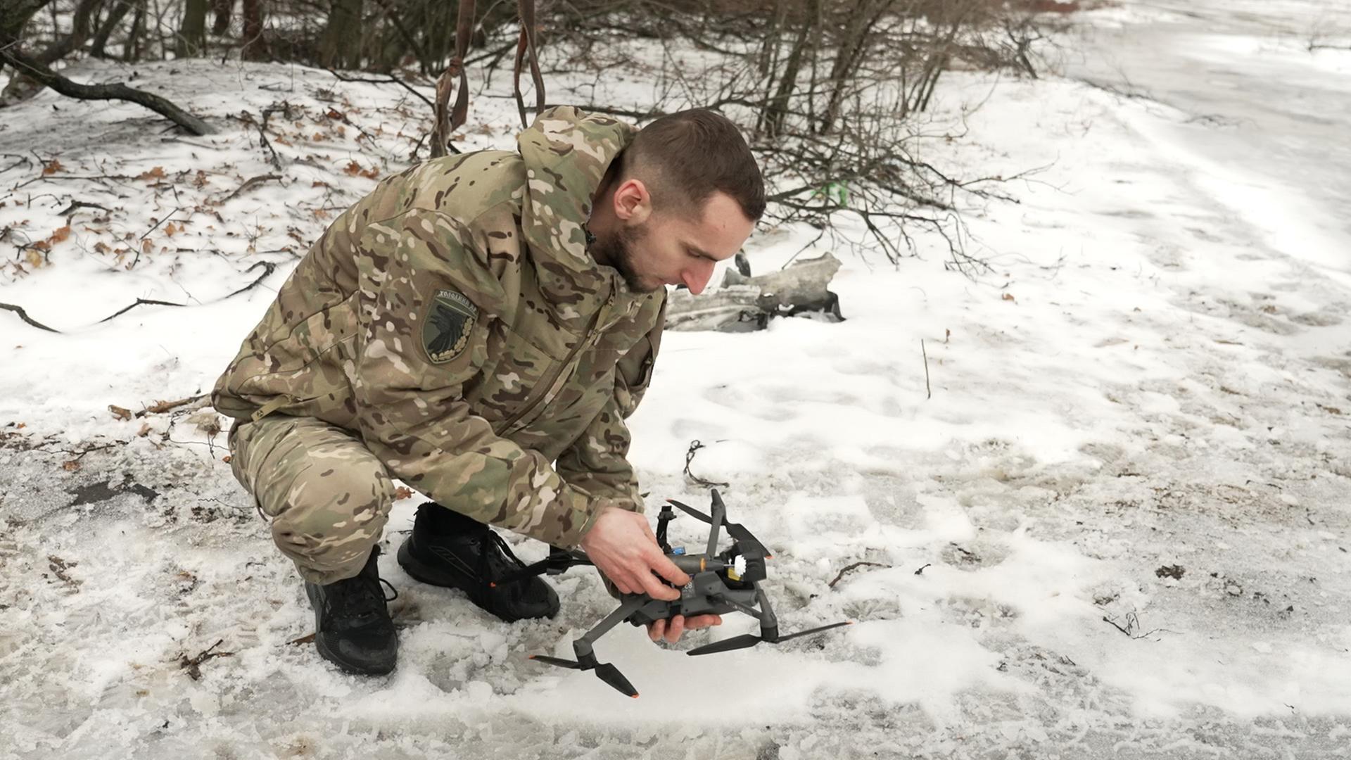 Soldatet startet im Donbass Drohne. | A. Shvets, WDR