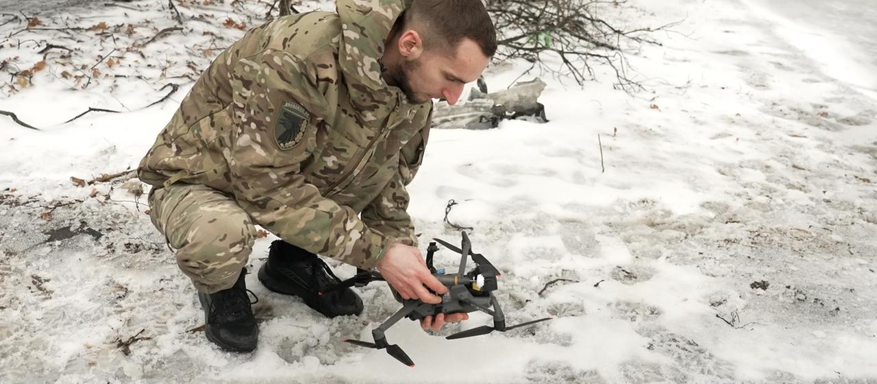 Soldatet startet im Donbass Drohne.