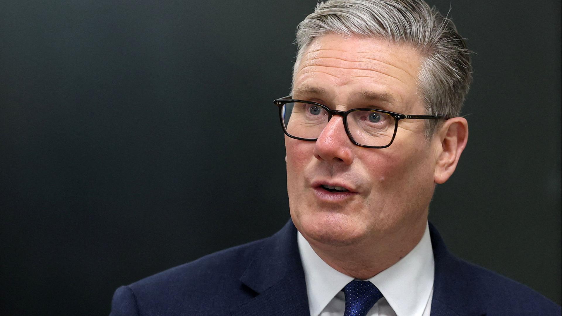 Der britische Premier Starmer trotzt den Rücktrittsforderungen | AFP