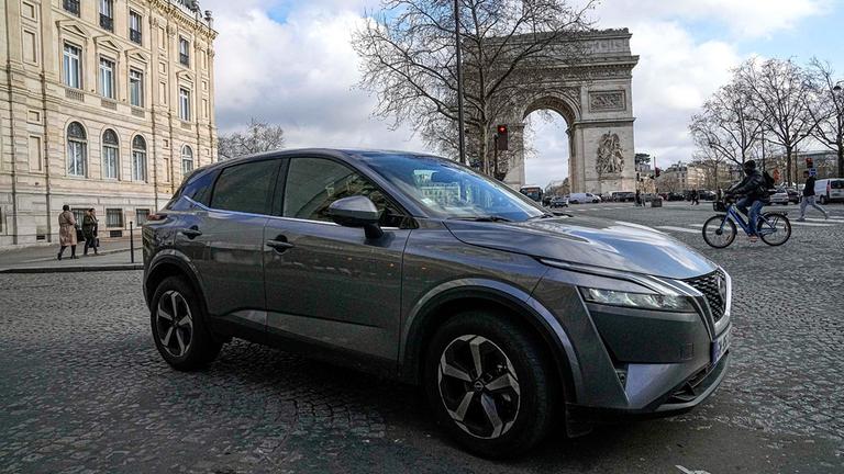 Geparkter SUV in der Nähe des  Arc de Triomphe de l’Étoile in Paris.