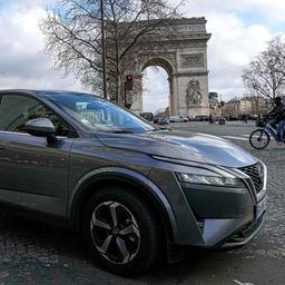 Geparkter SUV in der Nähe des  Arc de Triomphe de l’Étoile in Paris.