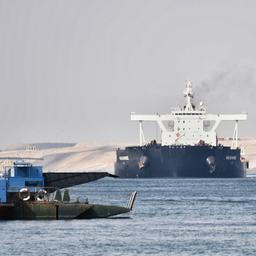 Schiffe fahren durch den Suezkanal
