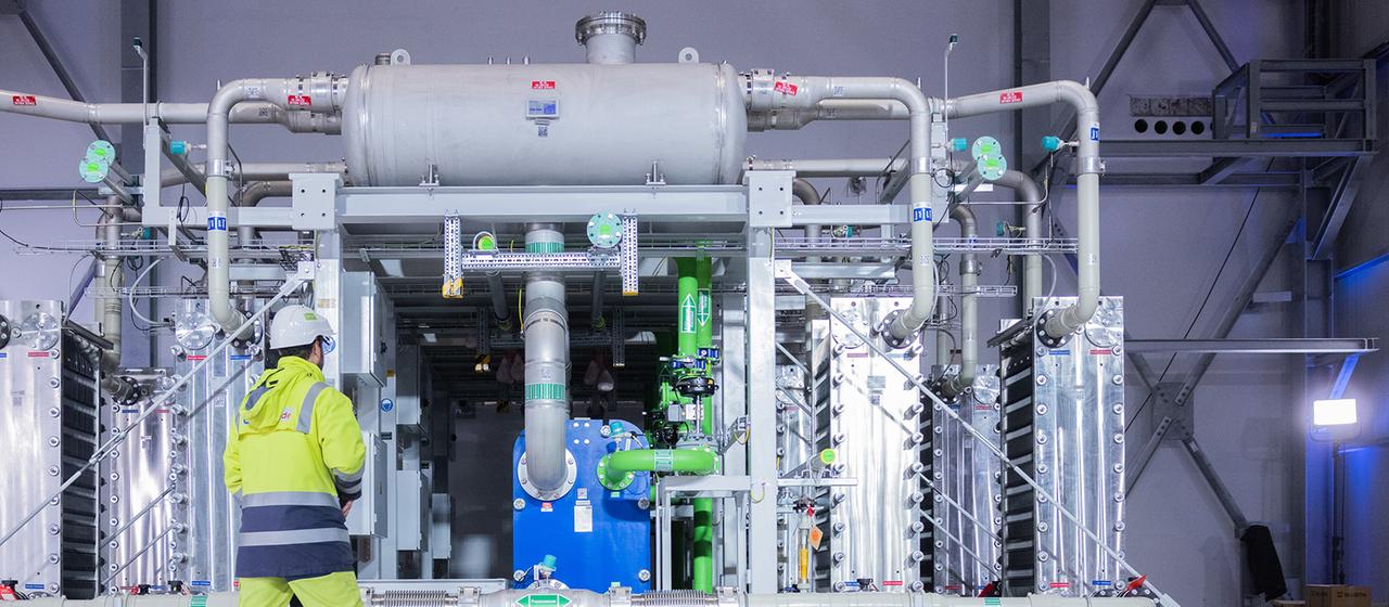 Ein Elektrolyseur für die Herstellung von grünem Wasserstoff bei Air Liquide.