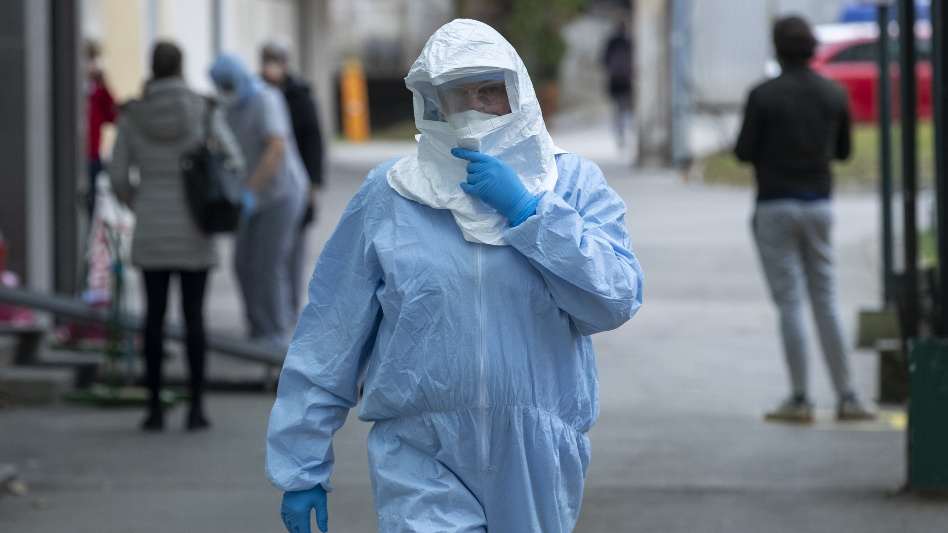 Medizinischer Mitarbeiter in Kroatien mit Schutzanzug