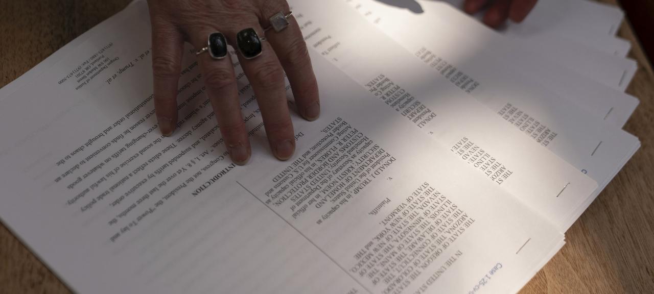 Zettel mit einer Anklageschrift gegen die US-Regierung
