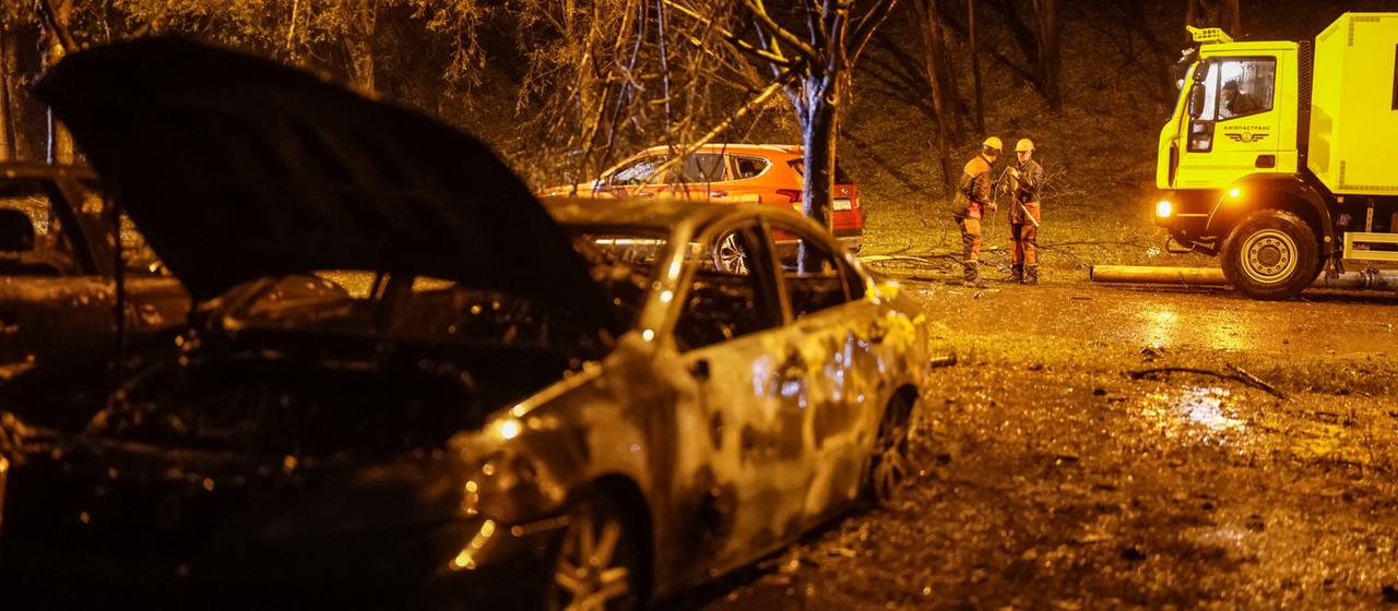 Ein Durch Ein Agrif Auszebrantes Autowrack auf Einer Nachtlichen Strasse
