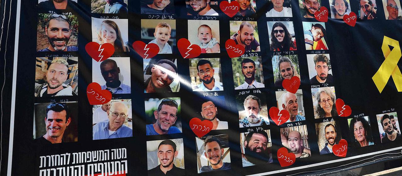 Portraits von israelischen Geiseln auf dem sogenannten "Hostage Square" in Tel Aviv