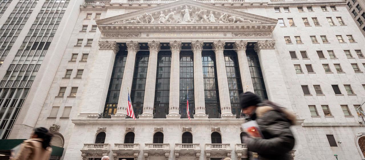 Passanten vor der New York Stock Exchange. 