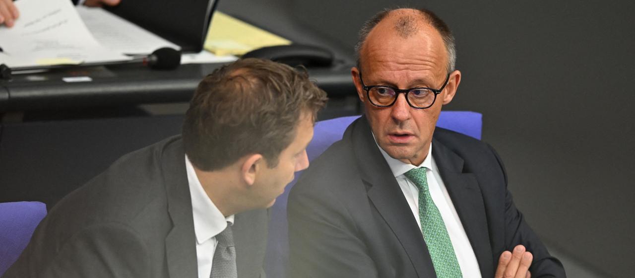Klingbeil und Merz im Bundestag