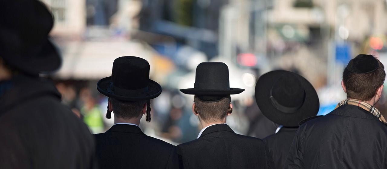Junge ultraorthodoxe Juden 