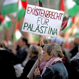 Symbolbild:Eine Demonstrantin hält ein Schild mit der Aufschrift: