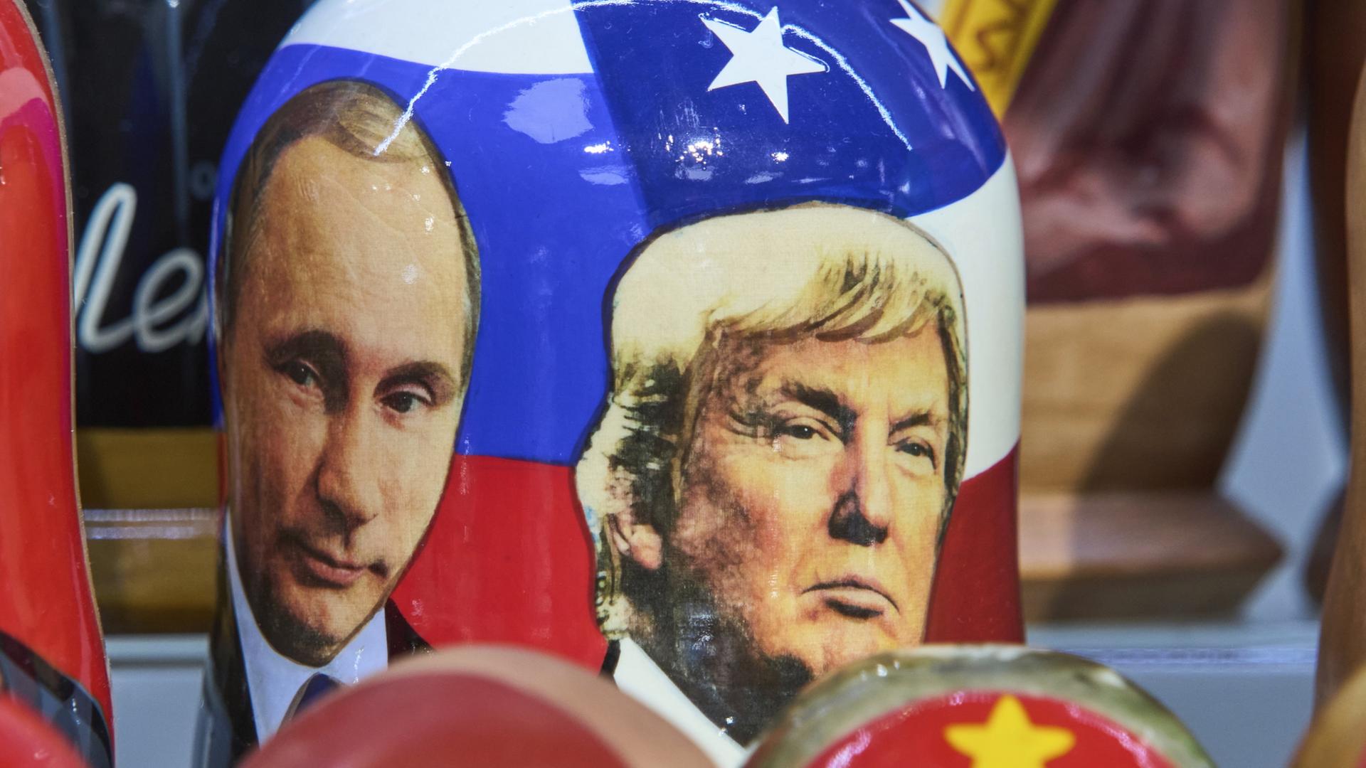 Eine traditionelle russische Matrjoschka mit Darstellungen von Putin und Trump in einem Souvenirladen in Moskau | AP