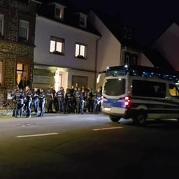 Eine Gruppe von Polizeibeamten steht vor einem Ferienhaus in Kröv an der Mosel. Dort lief ein Einsatz wegen des Verdachts der Verwendung verfassungsfeindlicher Parolen.