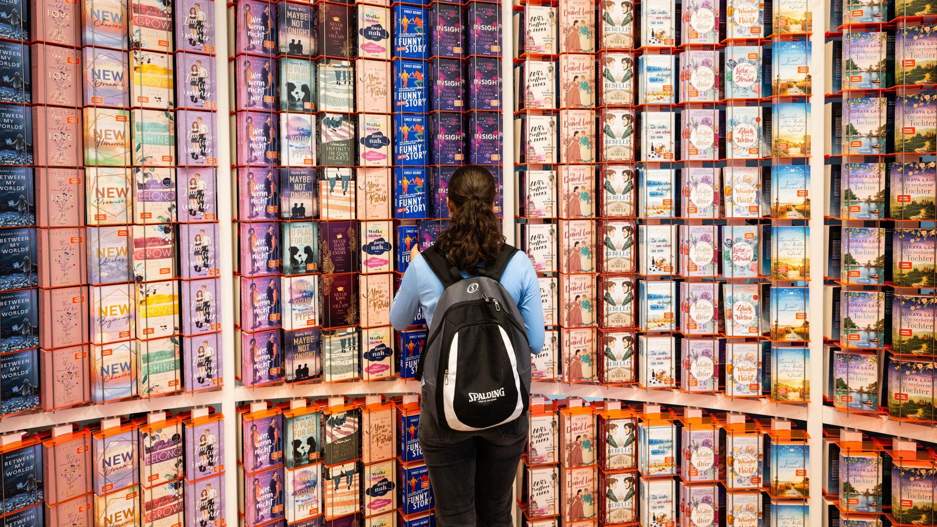 Eine Besucherin der Frankfurter Buchmesse | dpa