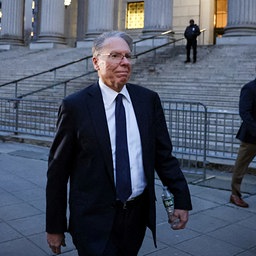 Der ehemalige NRA-Chef Wayne LaPierre vor einem Gerichtsgebäude in New York City.