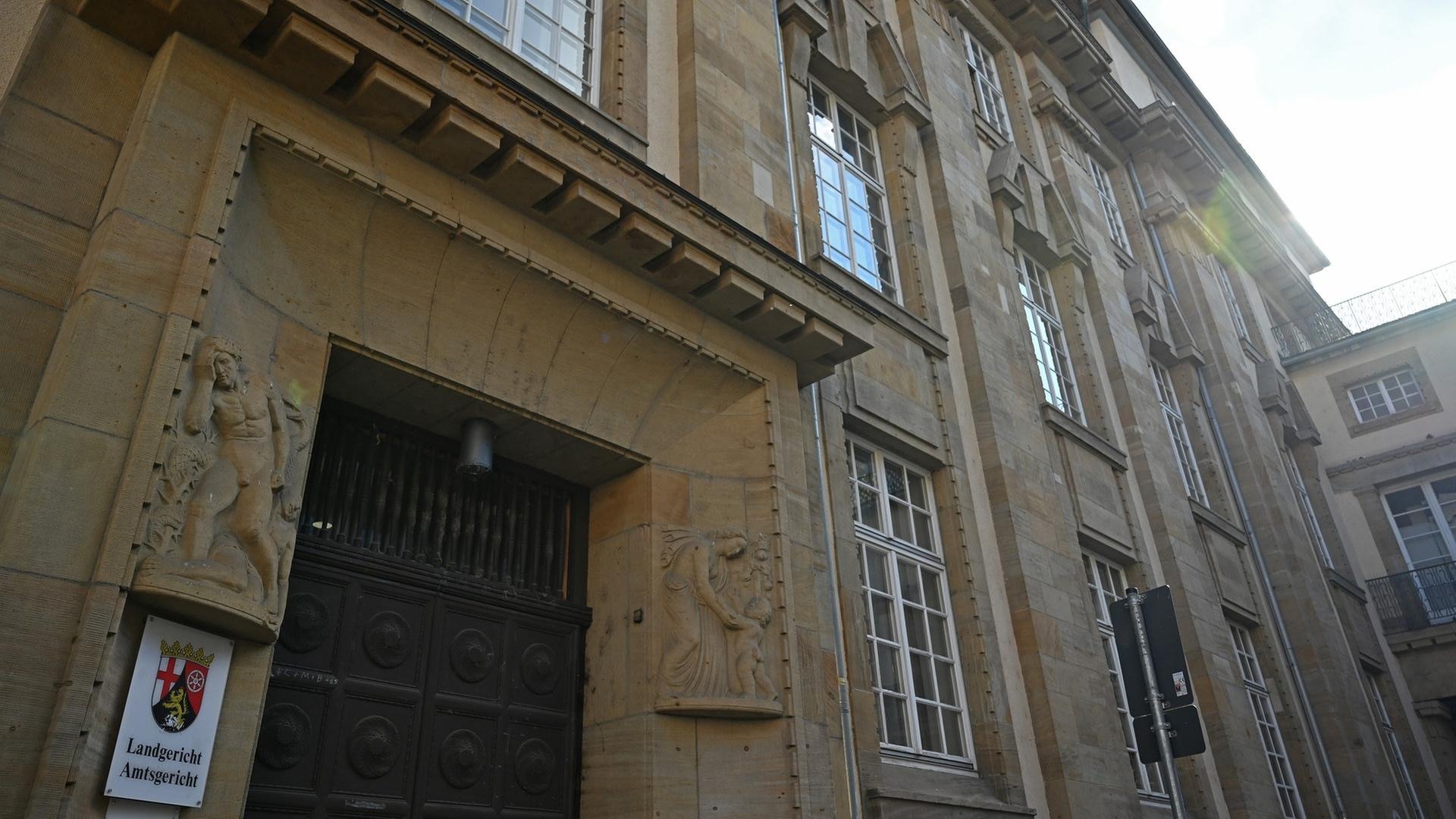 Court: deportation allowed as residence permit lapsed in July
