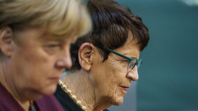 Angela Merkel und Rita Süssmuth (Archivbild: 26.10.2021) | imago images/Chris Emil Janßen Angela Merkel und Rita Süssmuth (Archivbild: 26.10.2021)