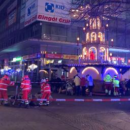 Rettungskräfte versorgen Menschen auf dem Weihnachtsmarkt in Magdeburg.
