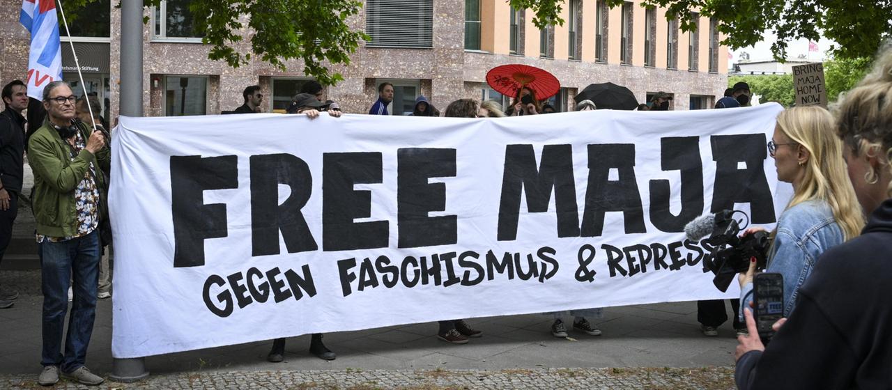 Eine Demonstration "Free Maja" linker Gruppen fordert die Rückholung von Maja T. aus Ungarn.