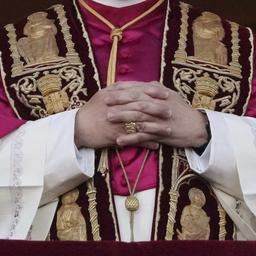 Papst Leo XIV. mit gefalteten Händen auf dem Balkon des Petersdoms