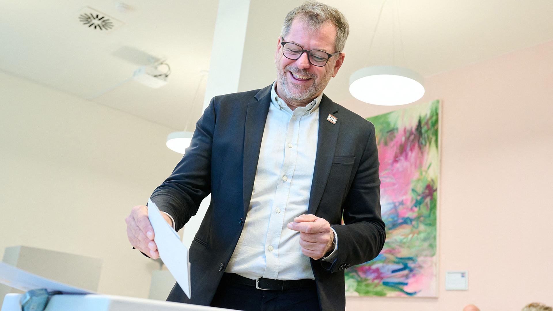 Werner Graf wirft seinen Stimmzettel ein. | Annette Riedl/dpa