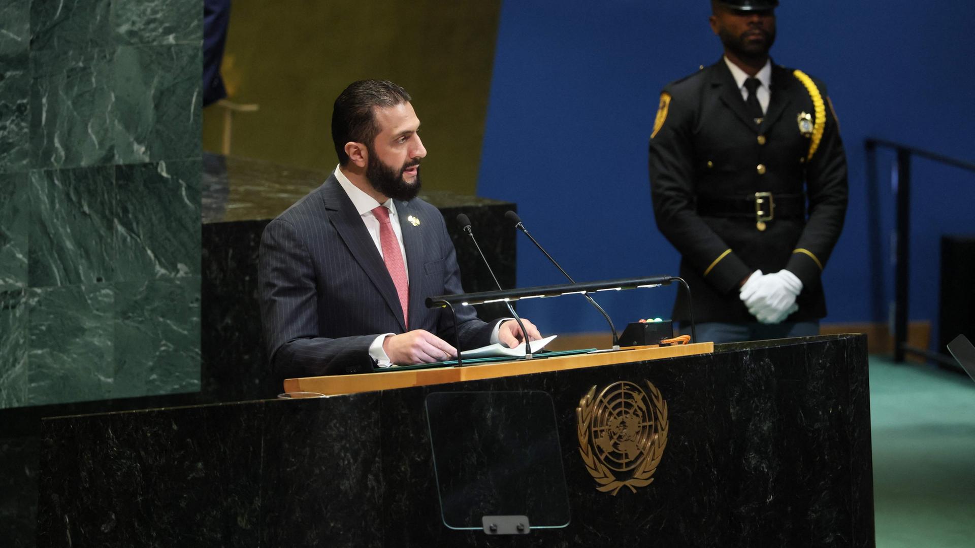 Der syrische Präsident al-Scharaa hält eine Rede vor der UN-Vollverammlung in New York. | Getty Images via AFP