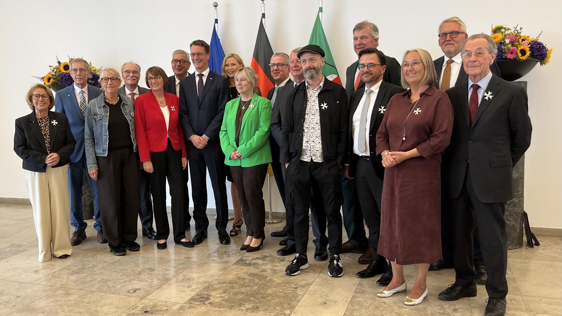 Ministerpräsident Wüst verteilt "warme Duschen"