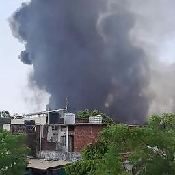 Dieses Bild aus einem Video zeigt eine aufsteigende Rauchwolke nach dem Absturz von Air India Flug 171.