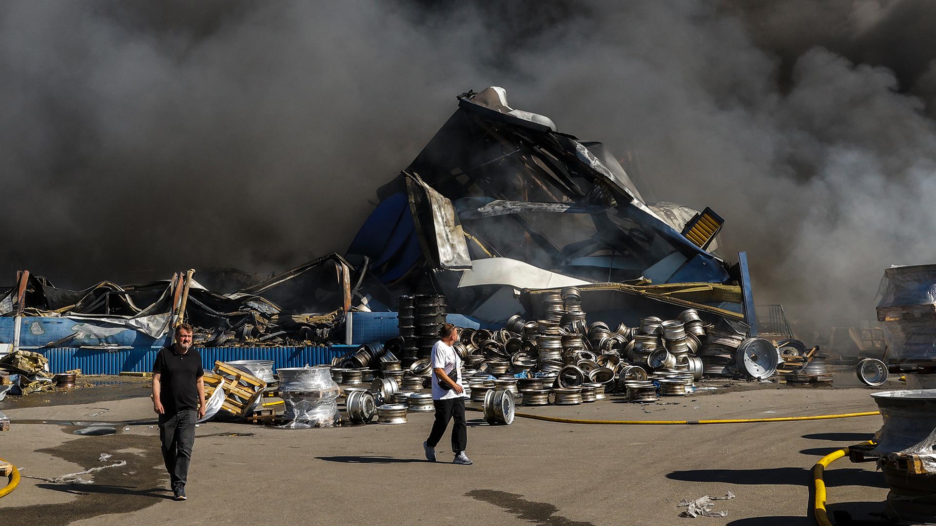 Rauch steigt nach einem Drohnenangriff auf eine Lagerhalle in der Ukraine auf. | EPA