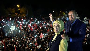 Erdogan mit seiner Frau vor Anhängern in Istanbul