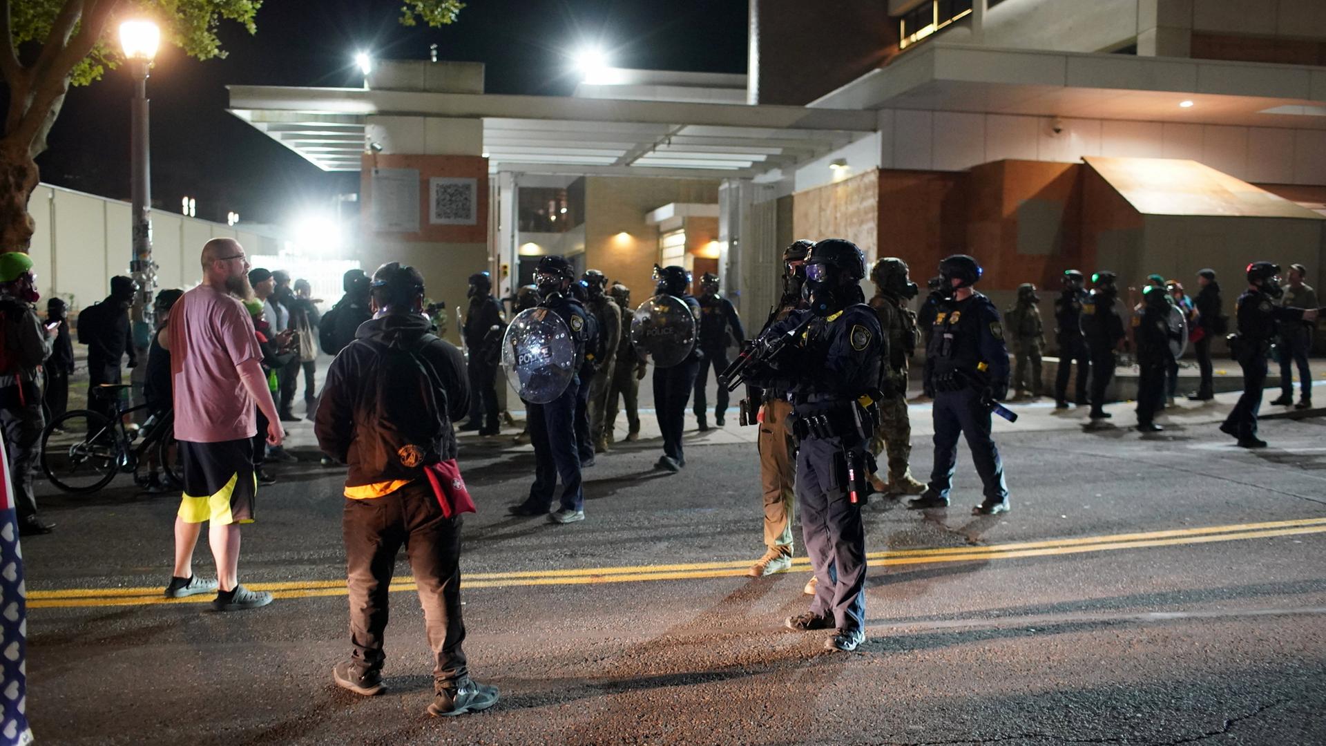 Demonstranten stehen Polizisten in Portland, Oregon, gegenüber (Archiv) | AP