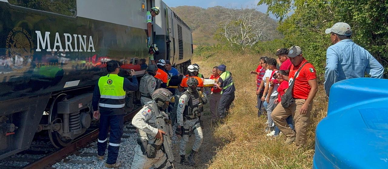 Rettungskräfte tragen Verletzte aus einem Wagon.