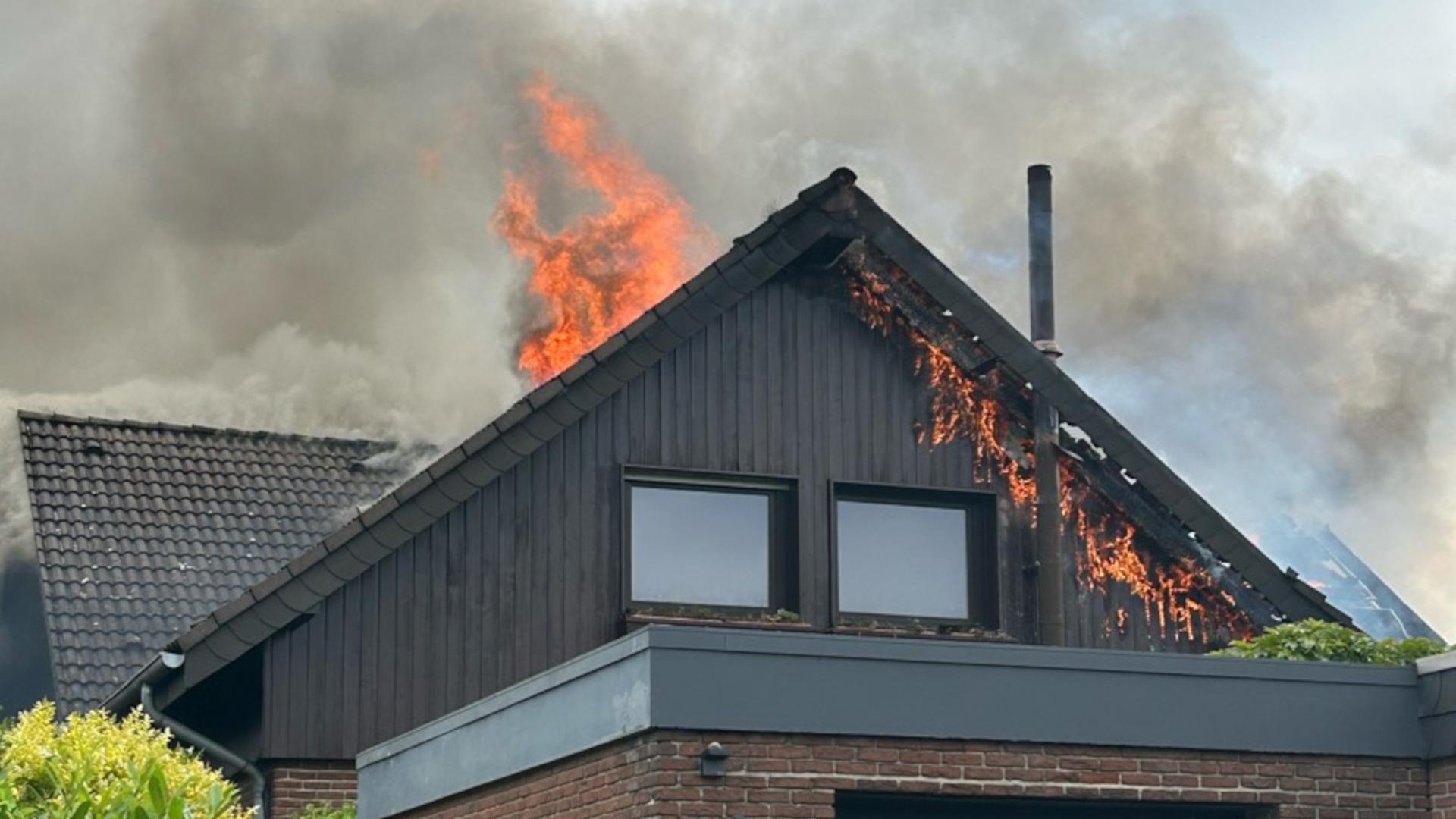Wohnhaus in Anröchte steht in Flammen